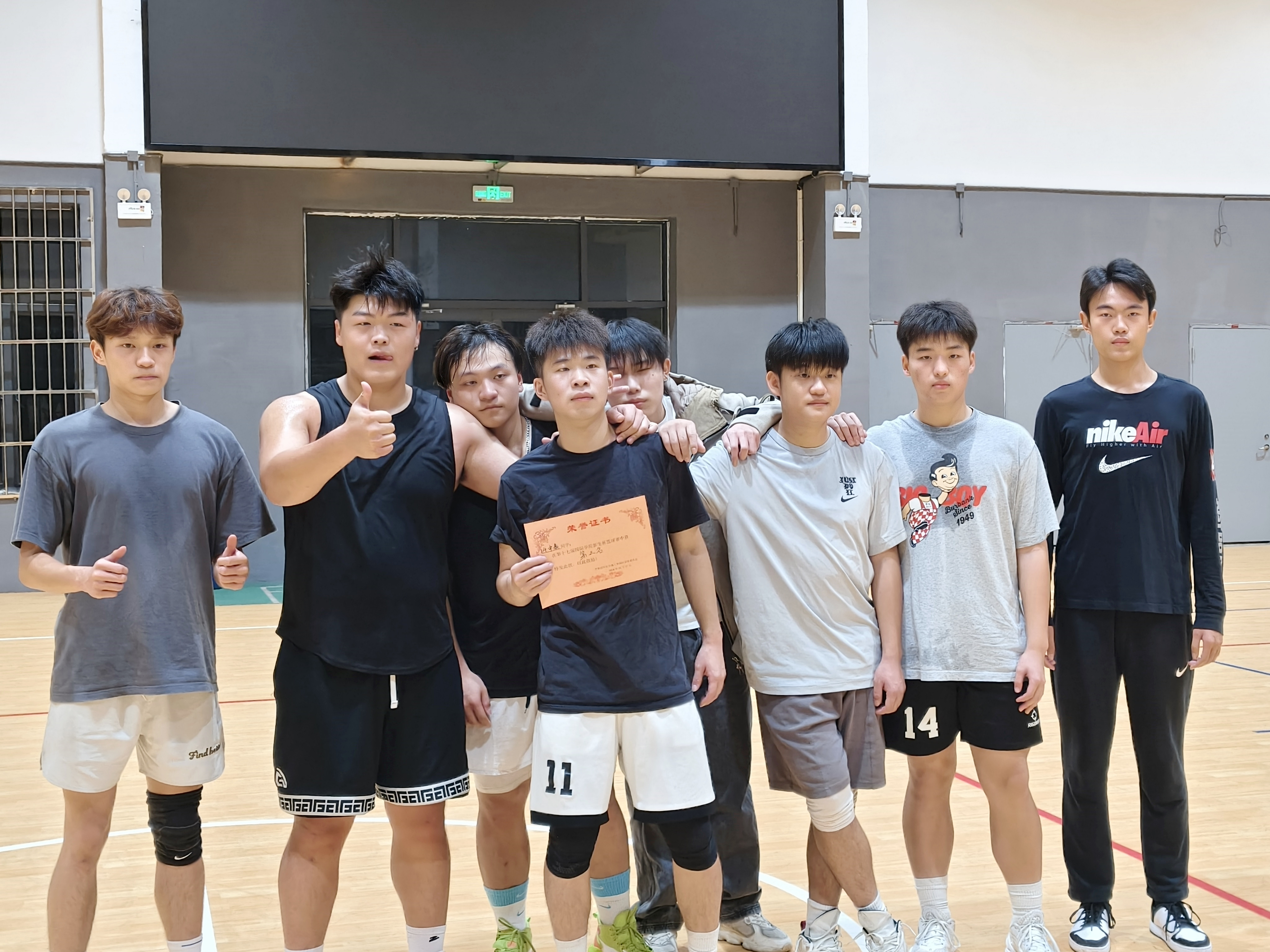 中泰国际班新生杯篮球赛：激情碰撞，青春启航